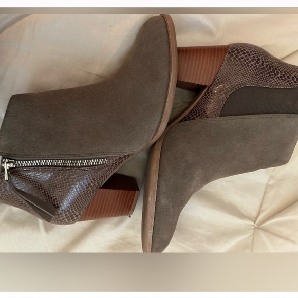 EUC VIONIC ANNE CHELSEA ANKLE BOOTIES WITH LEATHER AND SUEDE 9 - Picture 3 of 6